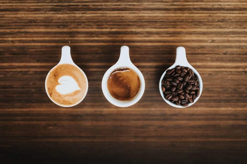 Imagem ilustrativa de uma saca de café beneficiado ao lado de uma xícara de café.