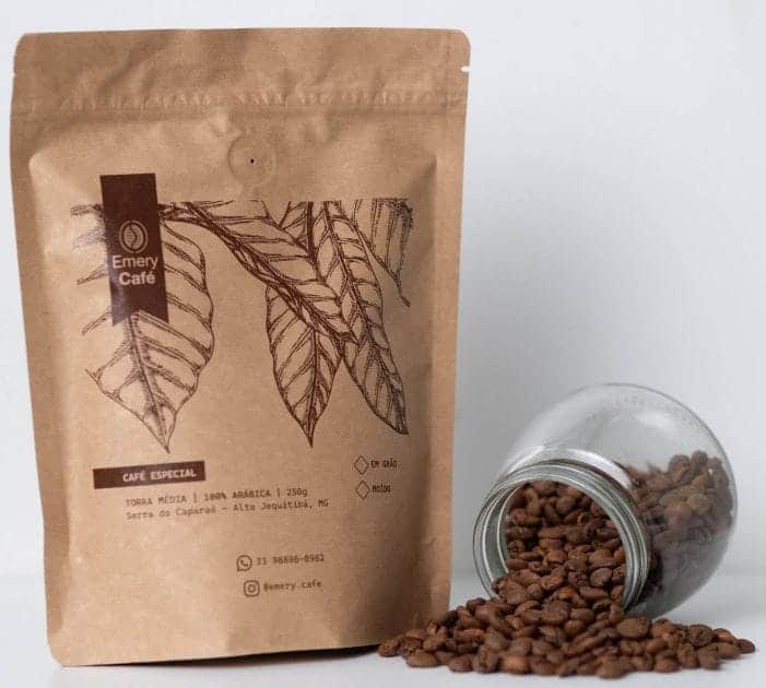 Pacote do Emery Café especial da Serra do Caparaó em grãos sobre fundo claro