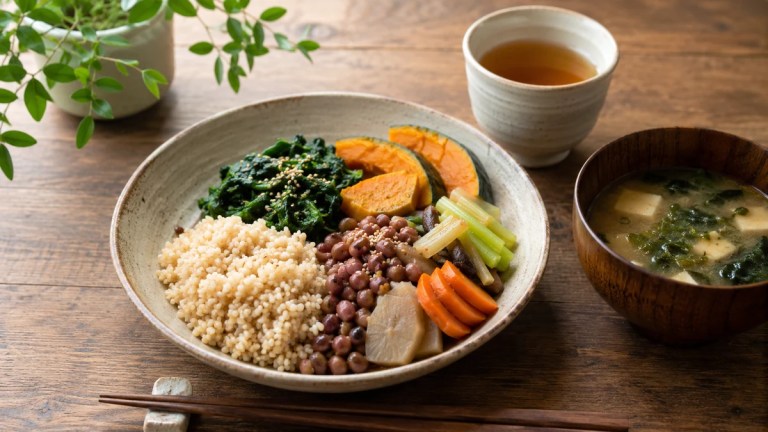 Prato de alimentação macrobiótica com arroz integral, leguminosas, legumes e sopa