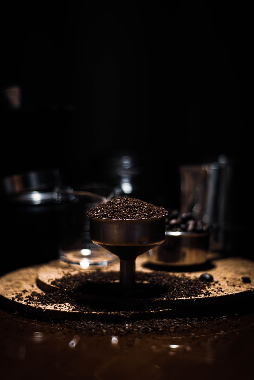 Café moído em destaque para comparar granulometrias por método