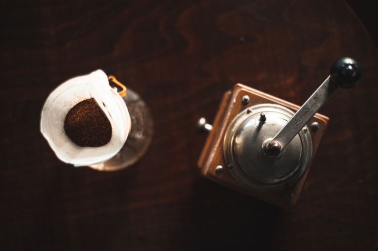 Moedor manual de café com equipamento para preparo filtrado