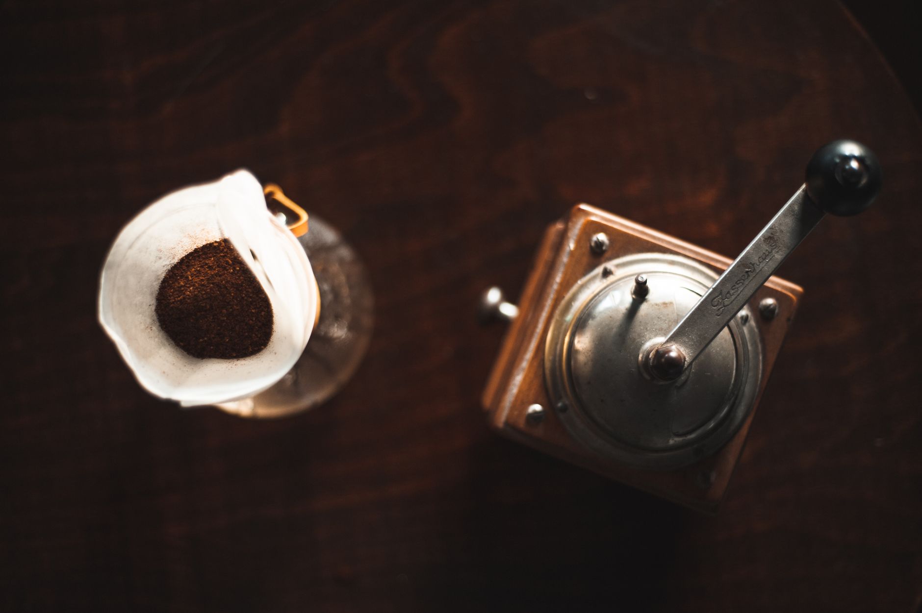 Moedor manual de café com equipamento para preparo filtrado